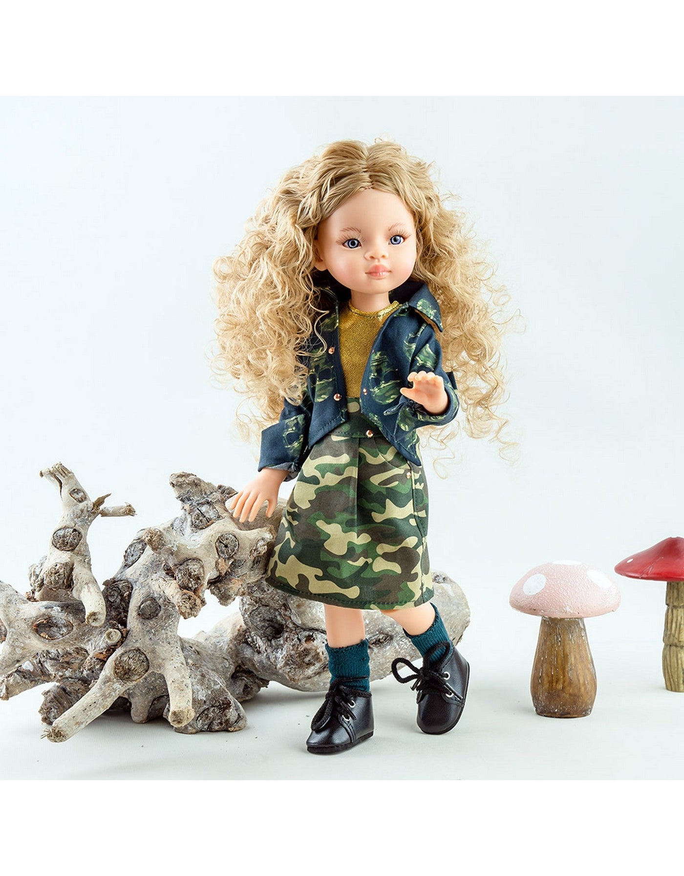 Las Amigas Articulated Doll - Manica with camouflage skirt and jacket set - Paola Reina